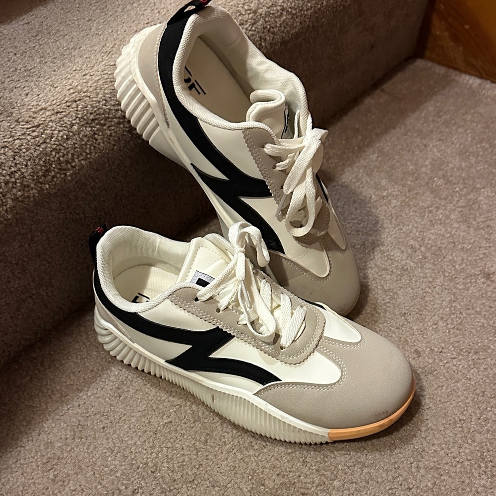 Stylish Black and White DE Florance Women's Sneakers